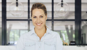 Judith Rakers ist u.a „Tagesschau“-Sprecherin, „3nach9“-Moderatorin und Selbstversorgerin. Letzteres machte sie obendrein zur Bestseller-Autorin. In ihrem neuen Buch „Homefarming: Das Kochbuch“ fasst sie 100 Lieblingsrezepte zusammen und verrät Tipps und Tricks, um erfolgreich durchs Selbstversorger-Gartenjahr zu kommen. (Foto: GU)