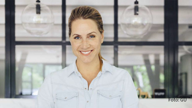 Judith Rakers ist u.a „Tagesschau“-Sprecherin, „3nach9“-Moderatorin und Selbstversorgerin. Letzteres machte sie obendrein zur Bestseller-Autorin. In ihrem neuen Buch „Homefarming: Das Kochbuch“ fasst sie 100 Lieblingsrezepte zusammen und verrät Tipps und Tricks, um erfolgreich durchs Selbstversorger-Gartenjahr zu kommen. (Foto: GU)