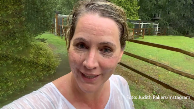 „Tagesschau“-Sprecherin und „3nach9“-Moderatorin Judith Rakers zeigt sich ungeschminkt bzw. vom Unwetter abgeschminkt auf Instagram. Im Hagelsturm über Norddeutschland musste sie ihre Tiere vor dem Wasser retten. Am Ende stand sie selbst völlig durchnässt vor der Kamera. (Foto: Judith Rakers/Instagram)