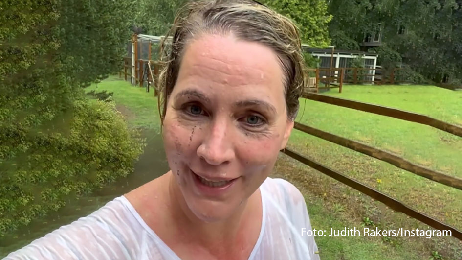 „Tagesschau“-Sprecherin und „3nach9“-Moderatorin Judith Rakers zeigt sich ungeschminkt bzw. vom Unwetter abgeschminkt auf Instagram. Im Hagelsturm über Norddeutschland musste sie ihre Tiere vor dem Wasser retten. Am Ende stand sie selbst völlig durchnässt vor der Kamera. (Foto: Judith Rakers/Instagram)