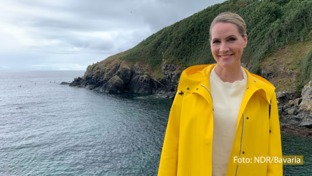 Judith Rakers meldet sich am Sonntagabend nicht aus dem „Tagesschau“-Studio in Hamburg, sondern von der Küste Cornwalls. Für „Wunderschön“ begibt sie sich im NDR Fernsehen auf Entdeckungstour und erkundet die vielfältige Natur der südenglischen Grafschaft. (Foto: NDR/Bavaria)
