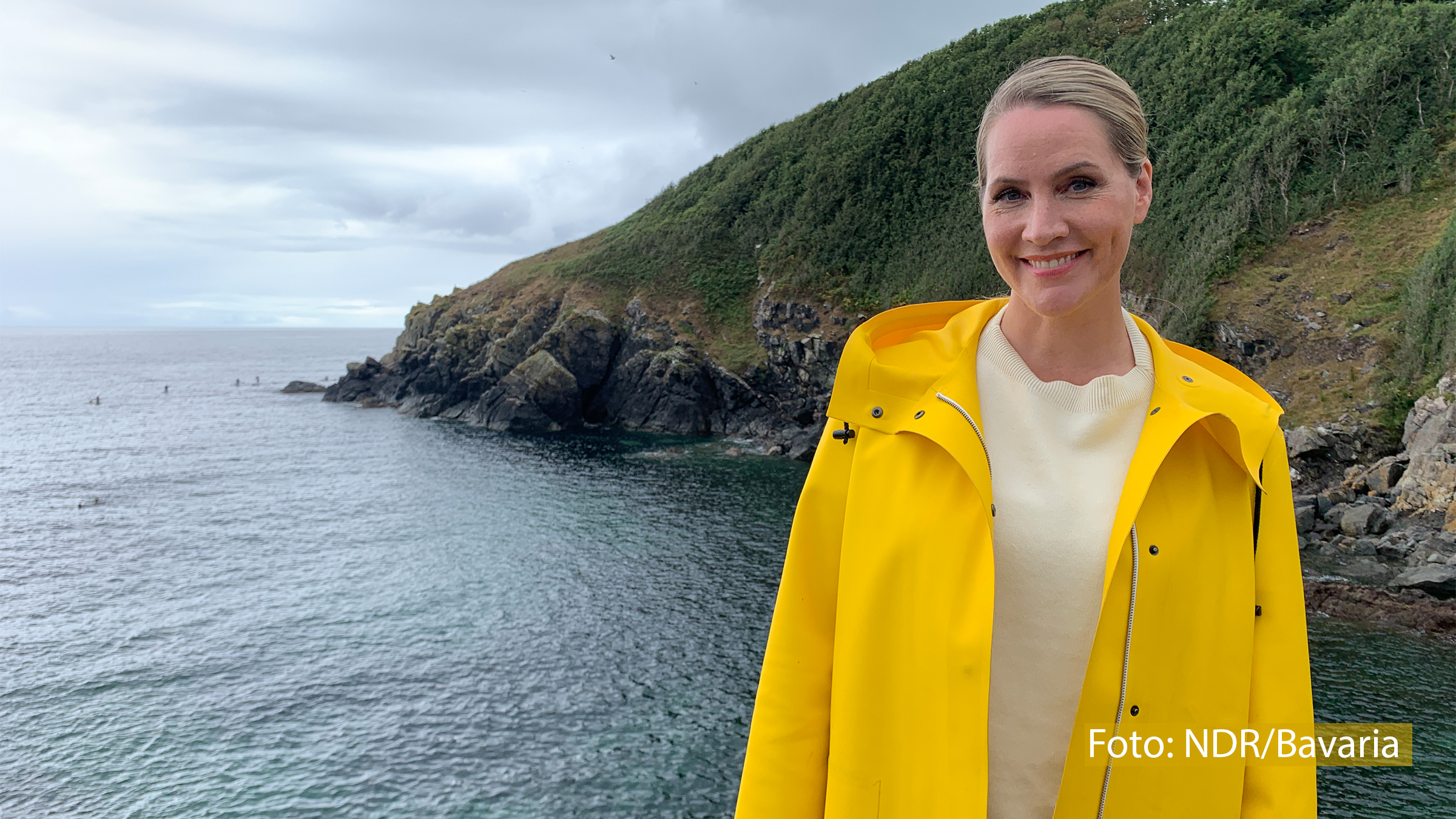 Judith Rakers meldet sich am Sonntagabend nicht aus dem „Tagesschau“-Studio in Hamburg, sondern von der Küste Cornwalls. Für „Wunderschön“ begibt sie sich im NDR Fernsehen auf Entdeckungstour und erkundet die vielfältige Natur der südenglischen Grafschaft. (Foto: NDR/Bavaria)