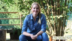 In der neuen Ausgabe ihres Podcasts „Homefarming – Mach’s dir lecker zu Hause“ begrüßt Judith Rakers erstmals einen Gast. Es ist Wolf-Dieter Storl. Der Bestsellerautor und Ethno-Botaniker war es, der Rakers einst mit seinem Auftritt in ihrer Talkshow „3nach9“ zum Gärtnern inspirierte. (Foto: Sebastian Fuchs)