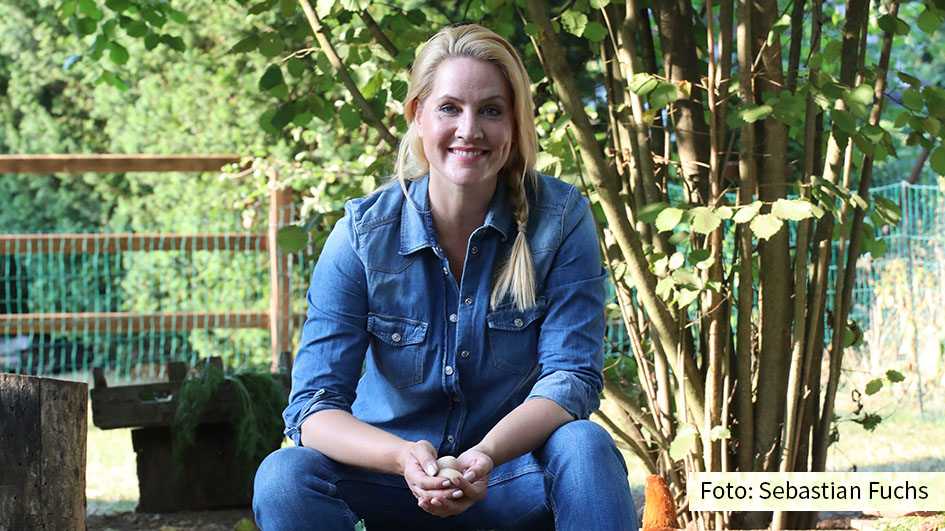 In der neuen Ausgabe ihres Podcasts „Homefarming – Mach’s dir lecker zu Hause“ begrüßt Judith Rakers erstmals einen Gast. Es ist Wolf-Dieter Storl. Der Bestsellerautor und Ethno-Botaniker war es, der Rakers einst mit seinem Auftritt in ihrer Talkshow „3nach9“ zum Gärtnern inspirierte. (Foto: Sebastian Fuchs)