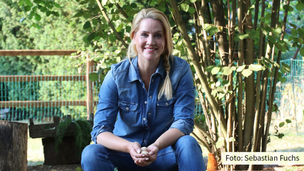 Wie bringe ich meine Pflanzen sicher durch die Hundstage? In der neuen Ausgabe ihres Podcasts „Homefarming – Mach’s dir lecker zu Hause“ verrät Judith Rakers Tipps und Tricks rund ums Gießen. Außerdem erläutert die Tierärztin Eva-Maria Casteel, wie man Hühner vor Hitze schützt. (Foto: Sebastian Fuchs)