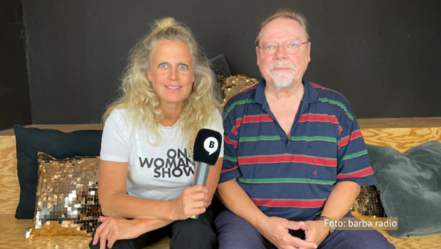 Bereits zum zweiten Mal begrüßt Barbara Schöneberger Komiker und Autor Jürgen von der Lippe zu einer neuen Ausgabe „Mit den Waffeln einer Frau“. In der knapp einstündigen Ausgabe verrät der Entertainer u.a. wann er das letzte Mal geboxt hat und wieso er beim Grimme-Preis quasi gegen sich selbst angetreten ist. (Foto: barba radio)
