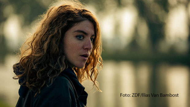 In der Mediathek und im linearen Fernsehen startet das ZDF im November die deutsch-belgische Koproduktion „Juliet“. Die Titelrolle übernimmt die belgische Schauspielerin Charlotte De Bruyne. Als junge Polizistin ermittelt sie an der flandrischen Küste – da, wo andere Urlaub machen. (Foto: ZDF/Ilias Van Bambost)