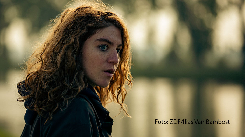 In der Mediathek und im linearen Fernsehen startet das ZDF im November die deutsch-belgische Koproduktion „Juliet“. Die Titelrolle übernimmt die belgische Schauspielerin Charlotte De Bruyne. Als junge Polizistin ermittelt sie an der flandrischen Küste – da, wo andere Urlaub machen. (Foto: ZDF/Ilias Van Bambost)