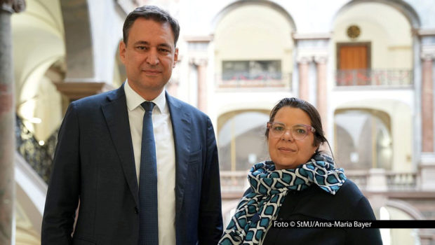 Zusammen mit der Betroffenen Kathrin Rudolph informierte Bayerns Justizminister Georg Eisenreich in München über seinen Vorstoß für einen verbesserten gesetzlichen Schutz vor Identitätsmissbrauch. Von solchen kriminellen Aktivitäten sind auch Prominente wie Barbara Schöneberger, Günther Jauch oder Sandra Maischberger betroffen. Foto-StMJ_Anna-Maria-Bayer