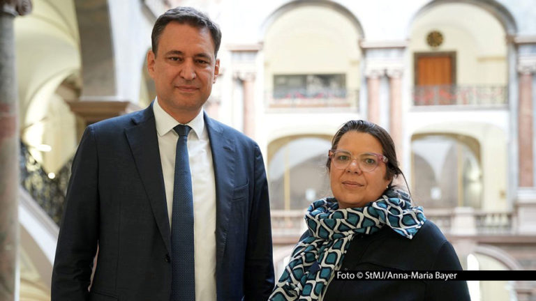 Zusammen mit der Betroffenen Kathrin Rudolph informierte Bayerns Justizminister Georg Eisenreich in München über seinen Vorstoß für einen verbesserten gesetzlichen Schutz vor Identitätsmissbrauch. Von solchen kriminellen Aktivitäten sind auch Prominente wie Barbara Schöneberger, Günther Jauch oder Sandra Maischberger betroffen. Foto-StMJ_Anna-Maria-Bayer