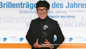 Fashiondesigner und Moderator Thomas Rath ist der „Brillenträger des Jahres 2023“. Die Entscheidung fällte das Kuratorium Gutes Sehen, das den Modeunternehmer nicht nur für seine Vorliebe für ausdrucksstarke Brillen ehrte, sondern auch für seine Einstellung zur Augengesundheit. (Foto: Kuratorium Gutes Sehen/Justus Toussis)