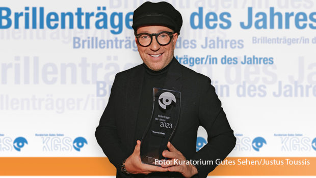 Fashiondesigner und Moderator Thomas Rath ist der „Brillenträger des Jahres 2023“. Die Entscheidung fällte das Kuratorium Gutes Sehen, das den Modeunternehmer nicht nur für seine Vorliebe für ausdrucksstarke Brillen ehrte, sondern auch für seine Einstellung zur Augengesundheit. (Foto: Kuratorium Gutes Sehen/Justus Toussis)