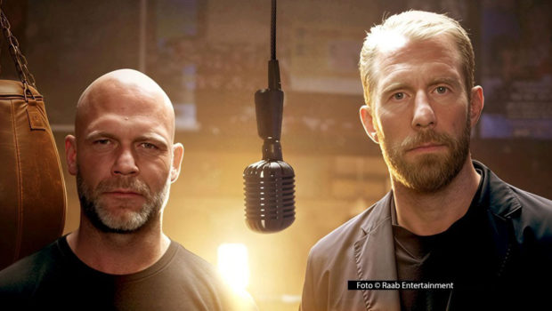 Rechtsanwalt Christopher Posch sowie Ex-Judoka und Kiezlokal-Geschäftsführer Ken Hövermann nehmen ab 2. März im wöchentlichen Video-Podcast „Knockout Club“ alle Facetten des Themas Kampfsport unter die Lupe. Dabei sind prominente Gäste wie der MMA-Star Christian Eckerlin. (Foto © Raab Entertainment)