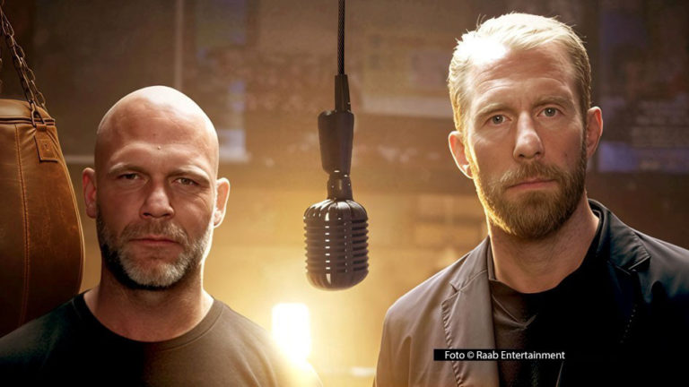 Rechtsanwalt Christopher Posch sowie Ex-Judoka und Kiezlokal-Geschäftsführer Ken Hövermann nehmen ab 2. März im wöchentlichen Video-Podcast „Knockout Club“ alle Facetten des Themas Kampfsport unter die Lupe. Dabei sind prominente Gäste wie der MMA-Star Christian Eckerlin. (Foto © Raab Entertainment)