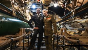 Am 10. April startet im NDR Fernsehen die neue Staffel von „Käpt’ns Dinner“. Gastgeber Michel Abdollahi lädt im mittlerweile zehnten Jahr prominente Gesprächspartner in das Museum-U-Boot im Hamburger Hafen. Zum Staffelauftakt begrüßt er Choreograf und Model Bruce Darnell. Foto © NDR