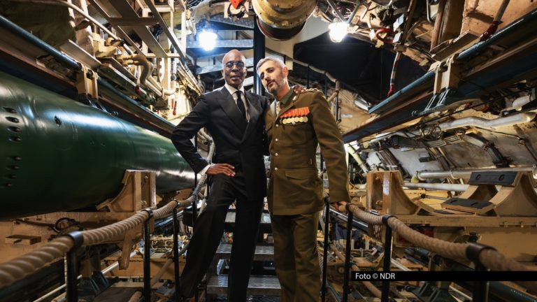 Am 10. April startet im NDR Fernsehen die neue Staffel von „Käpt’ns Dinner“. Gastgeber Michel Abdollahi lädt im mittlerweile zehnten Jahr prominente Gesprächspartner in das Museum-U-Boot im Hamburger Hafen. Zum Staffelauftakt begrüßt er Choreograf und Model Bruce Darnell. Foto © NDR