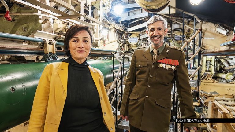 Im NDR-Format „Käpt’ns Dinner“ empfängt Michel Abdollahi seine Gesprächsgäste in einem Museums-U-Boot im Hamburger Hafen. Mit der aktuellen Ausgabe feiert er das 100. Folgenjubiläum. Darin geht’s mit Talkmasterin auf Talk-Tauchstation: Sandra Maischberger stellt sich den Fragen.