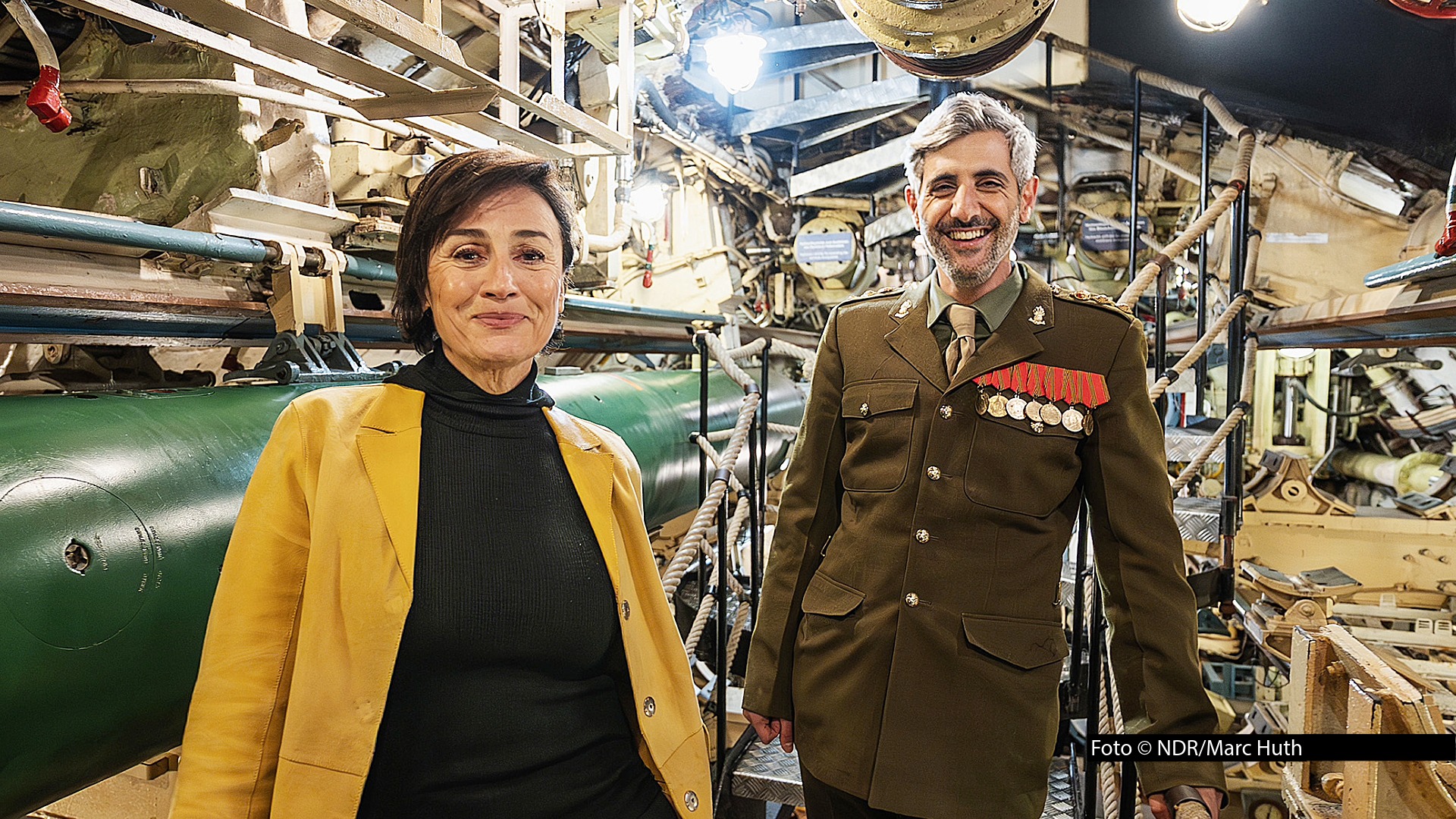 Im NDR-Format „Käpt’ns Dinner“ empfängt Michel Abdollahi seine Gesprächsgäste in einem Museums-U-Boot im Hamburger Hafen. Mit der aktuellen Ausgabe feiert er das 100. Folgenjubiläum. Darin geht’s mit Talkmasterin auf Talk-Tauchstation: Sandra Maischberger stellt sich den Fragen.