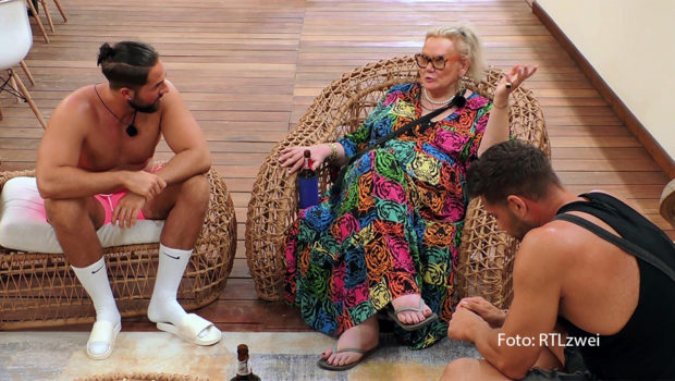 Der „Kampf der Realitystars“ geht am 1. Mai in die nächste Runde. Nach dem Aus für Ben Tewaag und Theresia Fischer ist in der Promi-Sala wieder Platz für zwei neue Anwärter auf den heißbegehrten Titel „Realitystar des Jahres“. Neben Seherin Lilo von Kiesenwetter stellt sich ab dieser Woche auch Annemie Herren dem Wettkampf um die meiste Sendezeit und 50.000 Euro. (Foto: RTLzwei)