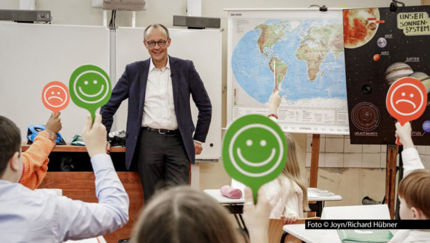 Rot oder Grün für Friedrich Merz? Oder sogar beides? Am 12. Februar stellen sich der Unions-Kanzlerkandidat und der Amtsinhaber Olaf Scholz (SPD) in Sat.1 Fragen von Kindern und Jugendlichen. Am Ende von „Kannste (nochmal) Kanzler?“ gibt’s Zeugnisse für die beiden Politiker. (Foto © Joyn/Richard Hübner)