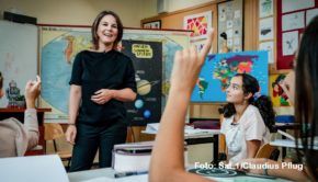 Unter dem Motto „Kannste regieren?“ stellen sich Mitglieder der Bundesregierung am heutigen 22. September in Sat.1 Fragen von Schülerinnen und Schülern. Während Außenministerin Annalena Baerbock und Gesundheitsminister Karl Lauterbach direkt in die Klassen gehen, lädt Olaf Scholz ins Kanzleramt ein. (Foto: Sat.1/ Claudius Pflug)