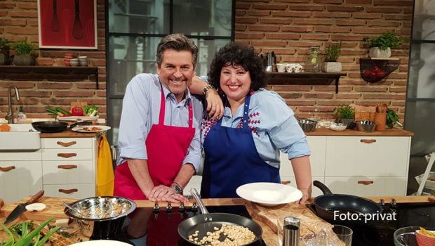 Schauspielerin, Comedienne und Autorin Meltem Kaptan ist zu Gast in der neuesten Ausgabe von „Modern Talking – Einfach Anders“. Im Podcast von Sänger Thomas Anders spricht die 42-Jährige über die wichtigsten Stationen ihrer Karriere und ihre Leidenschaft für die deutsch-türkische Küche. (Foto: privat)