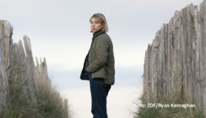 Im idyllischen St. Andrews versucht Lauren Lyle als junge Ermittlerin Karen Pirie, einen mysteriösen Mordfall aus dem Jahr 1996 aufzuklären. Im zweiten Teil des schottischen Krimis „Echo einer Mordnacht“, den das ZDF am 30. Juli ausstrahlt, wird Pirie mit einem weiteren Todesfall konfrontiert. (Foto: ZDF/Ryan Kernaghan)