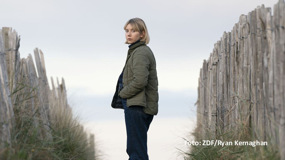 Im idyllischen St. Andrews versucht Lauren Lyle als junge Ermittlerin Karen Pirie, einen mysteriösen Mordfall aus dem Jahr 1996 aufzuklären. Im zweiten Teil des schottischen Krimis „Echo einer Mordnacht“, den das ZDF am 30. Juli ausstrahlt, wird Pirie mit einem weiteren Todesfall konfrontiert. (Foto: ZDF/Ryan Kernaghan)