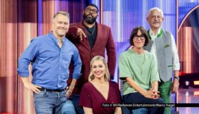 Im BR Fernsehen und in der ARD-Mediathek lädt Kabarettistin Eva Karl Faltermeier zu einer neuen Ausgabe ihrer Talkshow „Karlsplatz“ ein. Zu Gast sind Moderatorin Ruth Moschner und Musiker Roger Rekless. Außerdem liefert sich Sternekoch Anton Schmaus ein „Kartoffelsalat-Battle“ mit Faltermeiers Vater Joseph. Foto: BR/Redseven Entertainment/Marco Nagel