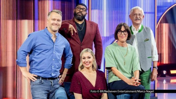 Im BR Fernsehen und in der ARD-Mediathek lädt Kabarettistin Eva Karl Faltermeier zu einer neuen Ausgabe ihrer Talkshow „Karlsplatz“ ein. Zu Gast sind Moderatorin Ruth Moschner und Musiker Roger Rekless. Außerdem liefert sich Sternekoch Anton Schmaus ein „Kartoffelsalat-Battle“ mit Faltermeiers Vater Joseph. Foto: BR/Redseven Entertainment/Marco Nagel