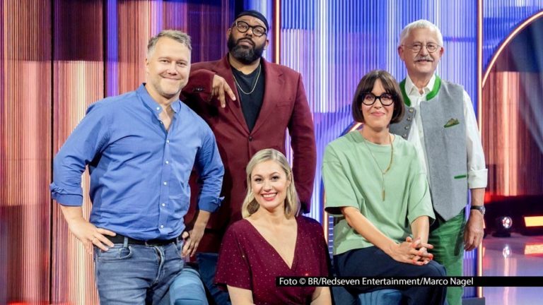 Im BR Fernsehen und in der ARD-Mediathek lädt Kabarettistin Eva Karl Faltermeier zu einer neuen Ausgabe ihrer Talkshow „Karlsplatz“ ein. Zu Gast sind Moderatorin Ruth Moschner und Musiker Roger Rekless. Außerdem liefert sich Sternekoch Anton Schmaus ein „Kartoffelsalat-Battle“ mit Faltermeiers Vater Joseph. Foto: BR/Redseven Entertainment/Marco Nagel