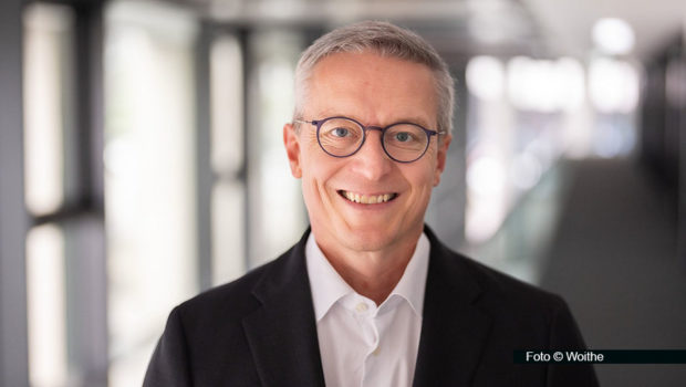 Bundesdigitalminister Karsten Wildberger und Wikipedia-Gründer Jimmy Wales sind am 18. November Gäste in Sandra Maischbergers ARD-Talkshow. Auf der Agenda stehen Donald Trump und der Einfluss des Silicon Valley sowie der Bürokratieabbau in Deutschland. (Foto © Woithe)