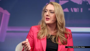 Waren die Grünen vor der Bundestagswahl zu nett? Bei „Maischberger“ steht Grünen-Fraktionschefin Katharina Dröge am 9. April Rede und Antwort. Zu Gast ist auch Kabarettist Dieter Nuhr, der sich Gedanken über Deutschland, den gesellschaftlichen Wandel und Donald Trump macht. (Foto: © WDR/Oliver Ziebe)