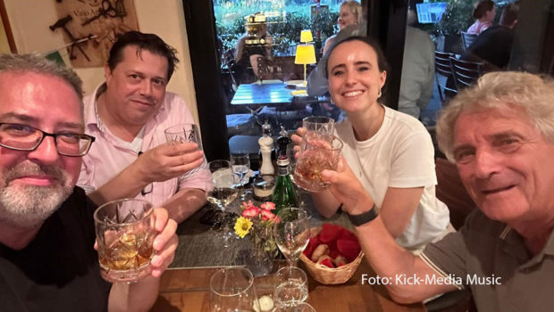 Die Musik-Unit der Kick-Media AG startet durch: A&R-Consultant Ralf Schroeter, Peer Jalowietzki, Valerie Boschert und Alexander EIbertzhagen (v.l.n.r.) entwarfen bei ihrem sommerlichen Strategie-Workshop eine Roadmap für neue Wege – und feierten anschließend in der Kölner „La Teca“. (Foto: Kick-Media Music)