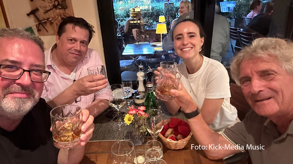Die Musik-Unit der Kick-Media AG startet durch: A&R-Consultant Ralf Schroeter, Peer Jalowietzki, Valerie Boschert und Alexander EIbertzhagen (v.l.n.r.) entwarfen bei ihrem sommerlichen Strategie-Workshop eine Roadmap für neue Wege – und feierten anschließend in der Kölner „La Teca“. (Foto: Kick-Media Music)