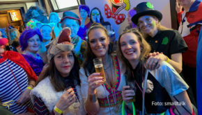 Karneval in Köln: Das närrische Kollegium der Kick-Media AG mischt sich am heutigen Rosenmontag kreuz und quer unters närrische Volk am Rhein. (Foto: smalltalk)