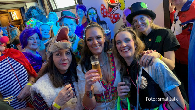 Karneval in Köln: Das närrische Kollegium der Kick-Media AG mischt sich am heutigen Rosenmontag kreuz und quer unters närrische Volk am Rhein. (Foto: smalltalk)