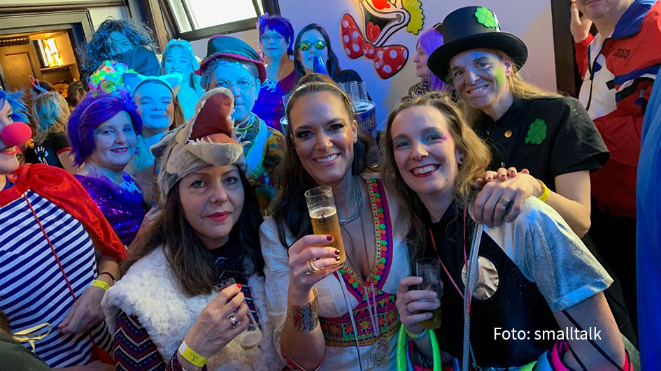 Karneval in Köln: Das närrische Kollegium der Kick-Media AG mischt sich am heutigen Rosenmontag kreuz und quer unters närrische Volk am Rhein. (Foto: smalltalk)