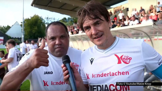 Regelmäßig tritt Comedian und Moderator Matze Knop als Mitorganisator von Fußball-Benefizspielen auf. Am 4. April ist es wieder so weit – und zwar an einem ganz besonderen Ort. Als Kapitän führt Knop ein All-Star-Team mit u.a. Ailton in der Vatikanstadt gegen die dort beheimatete Nationalelf auf den Platz. (Foto: Youtube/Matze Knop)
