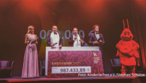 Bei der 17. Spendengala der Stiftung Kinderlachen e.V. kamen am Samstag in Dortmund eine Million Euro zusammen. Durch den Abend in der Westfalenhalle führten Matze Knop und Lisa Loch. Dabei wurden u.a. Annie Lennox und Ralf Bauer mit einem Kind-Award geehrt. (Foto: Kinderlachen e.V./Stephan Schütze)