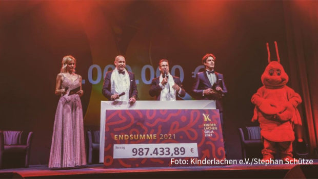Bei der 17. Spendengala der Stiftung Kinderlachen e.V. kamen am Samstag in Dortmund eine Million Euro zusammen. Durch den Abend in der Westfalenhalle führten Matze Knop und Lisa Loch. Dabei wurden u.a. Annie Lennox und Ralf Bauer mit einem Kind-Award geehrt. (Foto: Kinderlachen e.V./Stephan Schütze)