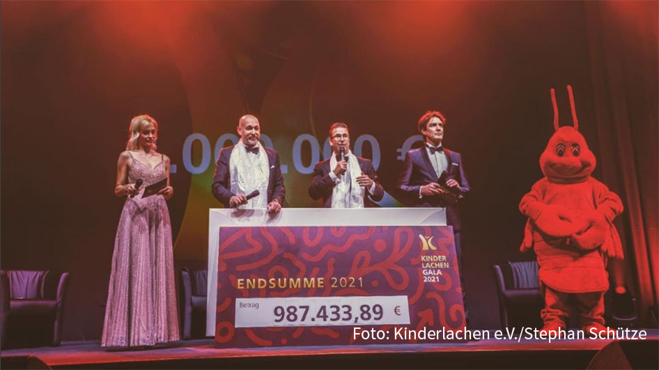 Bei der 17. Spendengala der Stiftung Kinderlachen e.V. kamen am Samstag in Dortmund eine Million Euro zusammen. Durch den Abend in der Westfalenhalle führten Matze Knop und Lisa Loch. Dabei wurden u.a. Annie Lennox und Ralf Bauer mit einem Kind-Award geehrt. (Foto: Kinderlachen e.V./Stephan Schütze)