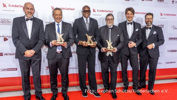 Zur Kinderlachen-Gala in Dortmund konnten die Stiftungsgründer Marc Peine und Christian Vosseler sowie Schirmherr und Moderator Matze Knop u.a. Sportlegende Carl Lewis, Schauspieler Michael Roll und den Dorint-Aufsichtsratschef Dirk Iserlohe als Preisträger begrüßen. Mehr als 1,26 Millionen Euro kamen als Spendensumme zusammen. (Foto: Stephan Schütze/Kinderlachen e.V.)