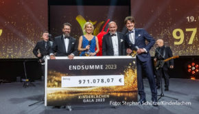 In die traditionsreiche Dortmunder Westfalenhalle luden die Kinderlachen-Stiftungsgründer Marc Peine und Christian Vosseler zur mittlerweile 19. Ausgabe ihrer prominent besetzten Spendengala ein. Zusammen mit den Moderatoren Lisa Loch und Matze Knop präsentierten sie am Ende einen stattlichen Scheck für die gute Sache. (Foto: Stephan Schütze/Kinderlachen)