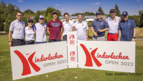 Bei den neunten Kinderlachen-Open waren neben Kinderlachen-Schirmherr Matze Knop u.a. die Organisatoren Max und Melissa Hauschopp, Joel Beckenbauer, Organisatorin Nicole Schneider, Kinderlachen-Gründer Marc Peine, Comedian Chris Tall, Organisator Mike Hauschopp und Sponsor Günter Meyer dabei. (Foto: Stephan Schütze)