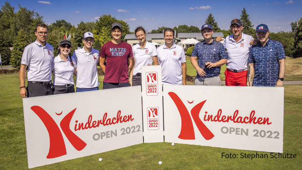 Bei den neunten Kinderlachen-Open waren neben Kinderlachen-Schirmherr Matze Knop u.a. die Organisatoren Max und Melissa Hauschopp, Joel Beckenbauer, Organisatorin Nicole Schneider, Kinderlachen-Gründer Marc Peine, Comedian Chris Tall, Organisator Mike Hauschopp und Sponsor Günter Meyer dabei. (Foto: Stephan Schütze)