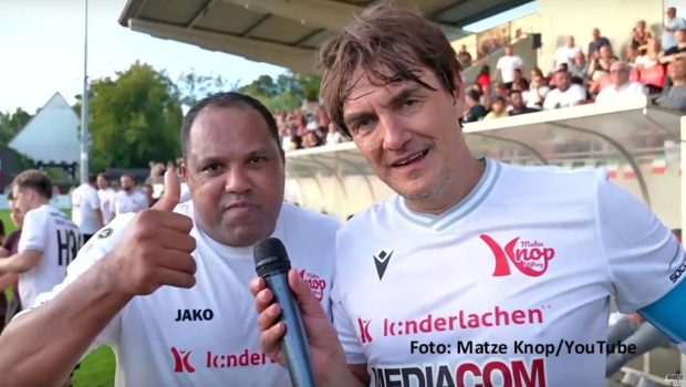 Comedian und Mitorganisator Matze Knop lief beim Benefiz-Fußballspiel in Lippstadt nicht nur selbst auf, sondern führte auf dem Platz auch Halbzeit-Interviews mit den teilnehmenden Stars. Dabei waren u.a. der frühere Bundesliga-Torjäger Ailton, die Ex-Nationalspieler Darius Wosz und Thomas Helmer sowie Comedian Oliver Pocher. (Foto: Matze Knop/Youtube)