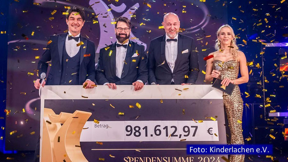Am Ende der 20. Kinderlachen-Gala in Dortmund konnten die Stiftungsgründer Marc Peine und Christian Vosseler sowie das Moderations-Duo Matze Knop und Nika Krosny-Wosz ein beeindruckendes Spendenergebnis verkünden. Mehr als 980.000 Euro wurden für Kinder-Hilfsprojekte gesammelt. (Foto: Kinderlachen e.V.)