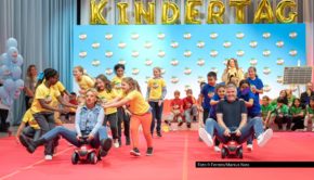 Am 17. September feierte die Marke „kinder“ in Berlin den „kinderTag“ – zusammen mit Kindern aus drei Arche-Einrichtungen und prominenter Unterstützung. Ein Highlight war u.a. ein actionreiches Bobbycar-Rennen, bei dem die Team-Captains Ralf Schumacher, Evelyn Burdecki, Ross Antony, Diego Pooth und Louisa Büscher gemeinsam mit ihren Teams Vollgas gaben. Foto © Ferrero/Markus Nass