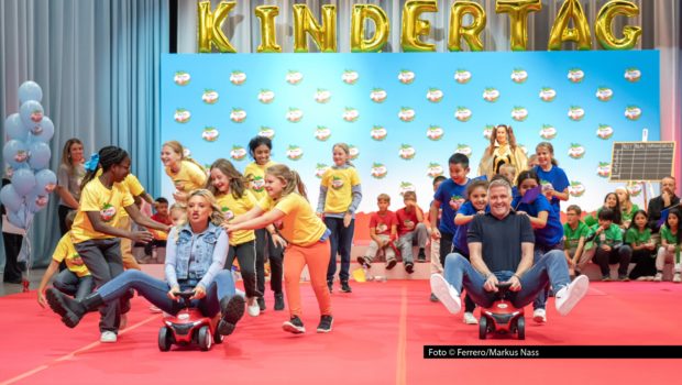 Am 17. September feierte die Marke „kinder“ in Berlin den „kinderTag“ – zusammen mit Kindern aus drei Arche-Einrichtungen und prominenter Unterstützung. Ein Highlight war u.a. ein actionreiches Bobbycar-Rennen, bei dem die Team-Captains Ralf Schumacher, Evelyn Burdecki, Ross Antony, Diego Pooth und Louisa Büscher gemeinsam mit ihren Teams Vollgas gaben. Foto © Ferrero/Markus Nass